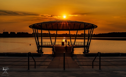 Seebühne am Blausteinsee in Eschweiler bei Sonnenuntergang