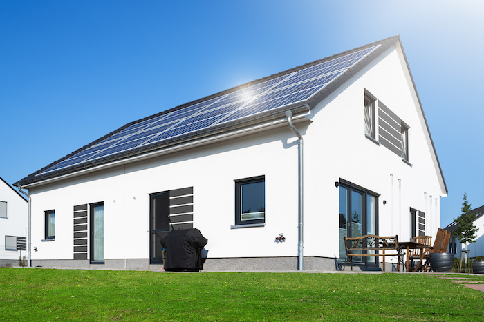 Modernes Einfamilienhaus mit Solaranlage